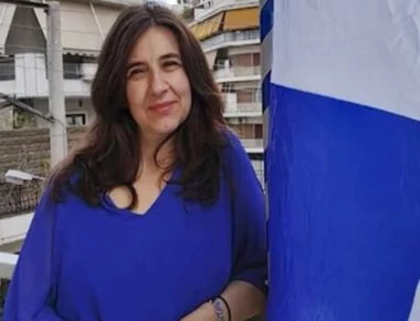Αυτή είναι η δημιουργός του τραγουδιού που κάνει το γύρο του διαδικτύου – Τι λέει για το «μην παραχαράσσετε την ιστορία»